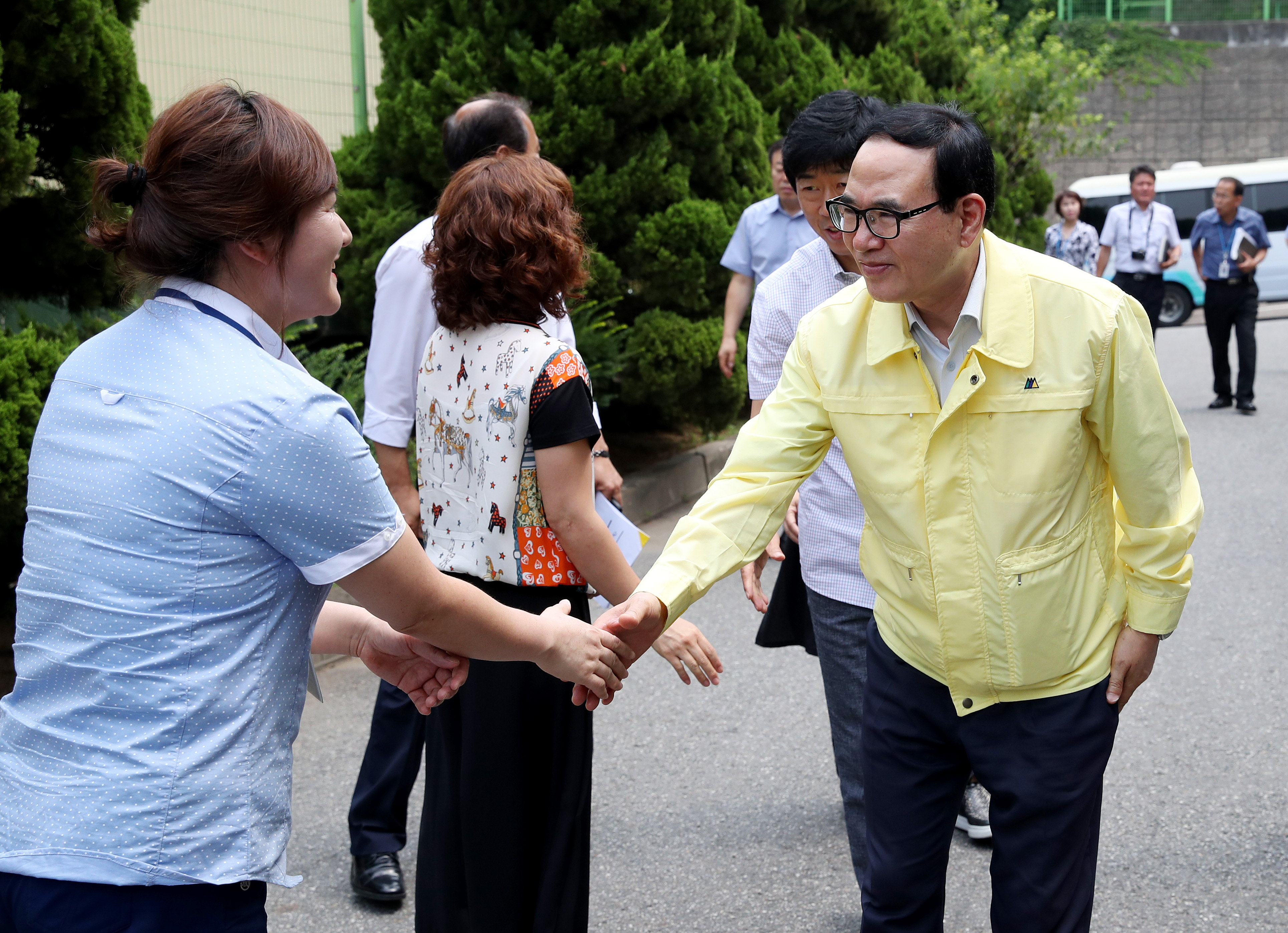 이용범 인천광역시의회 의장이 24일 서구 은혜의집을 방문해 관계자들을 격려하고 있다. 사진