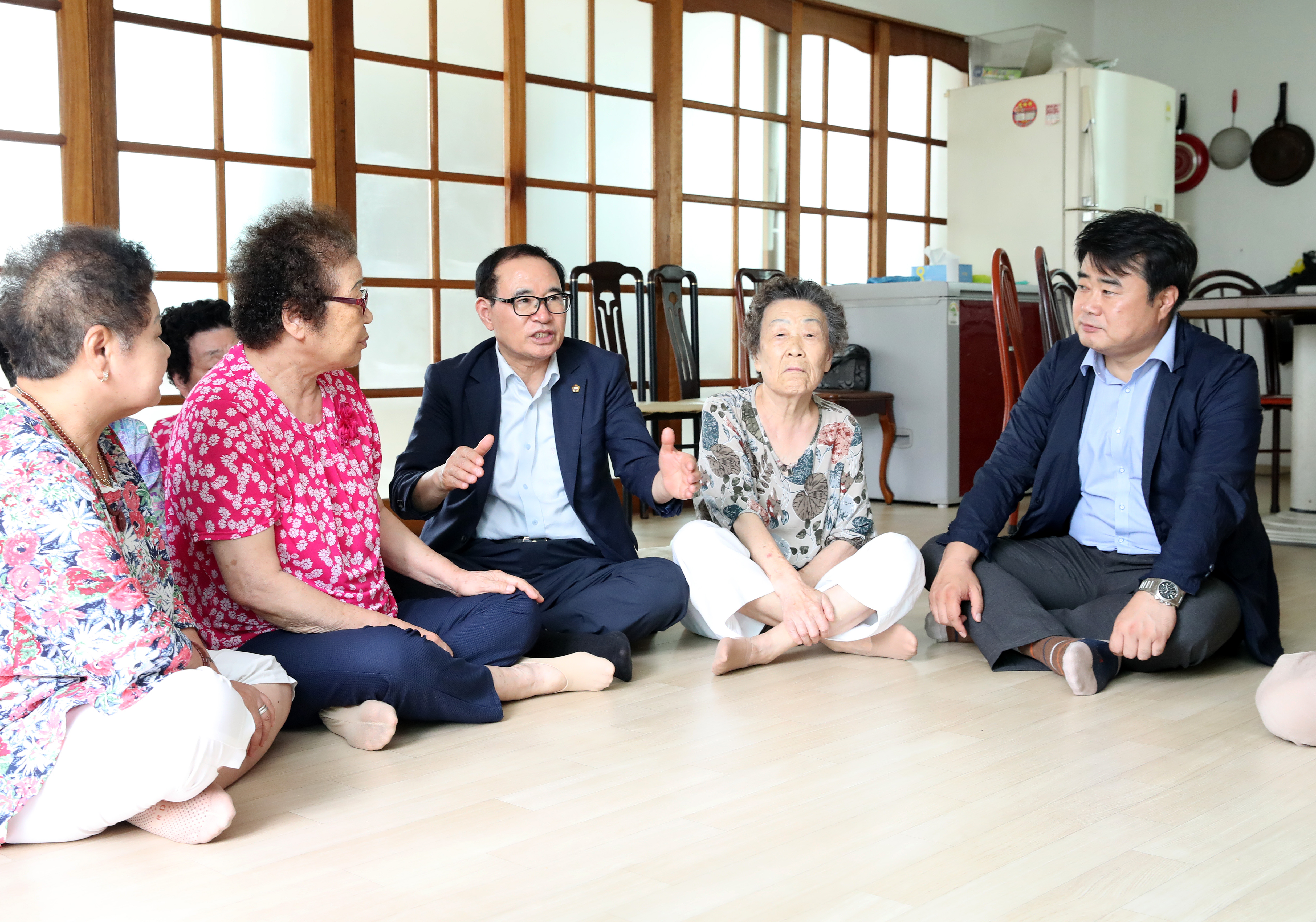 이용범 인천광역시의회 의장이 13일 계양구 계산시장내 무더위쉼(계산노인정)을 방문해 어르신들과 담소를 나누고 있다. 사진