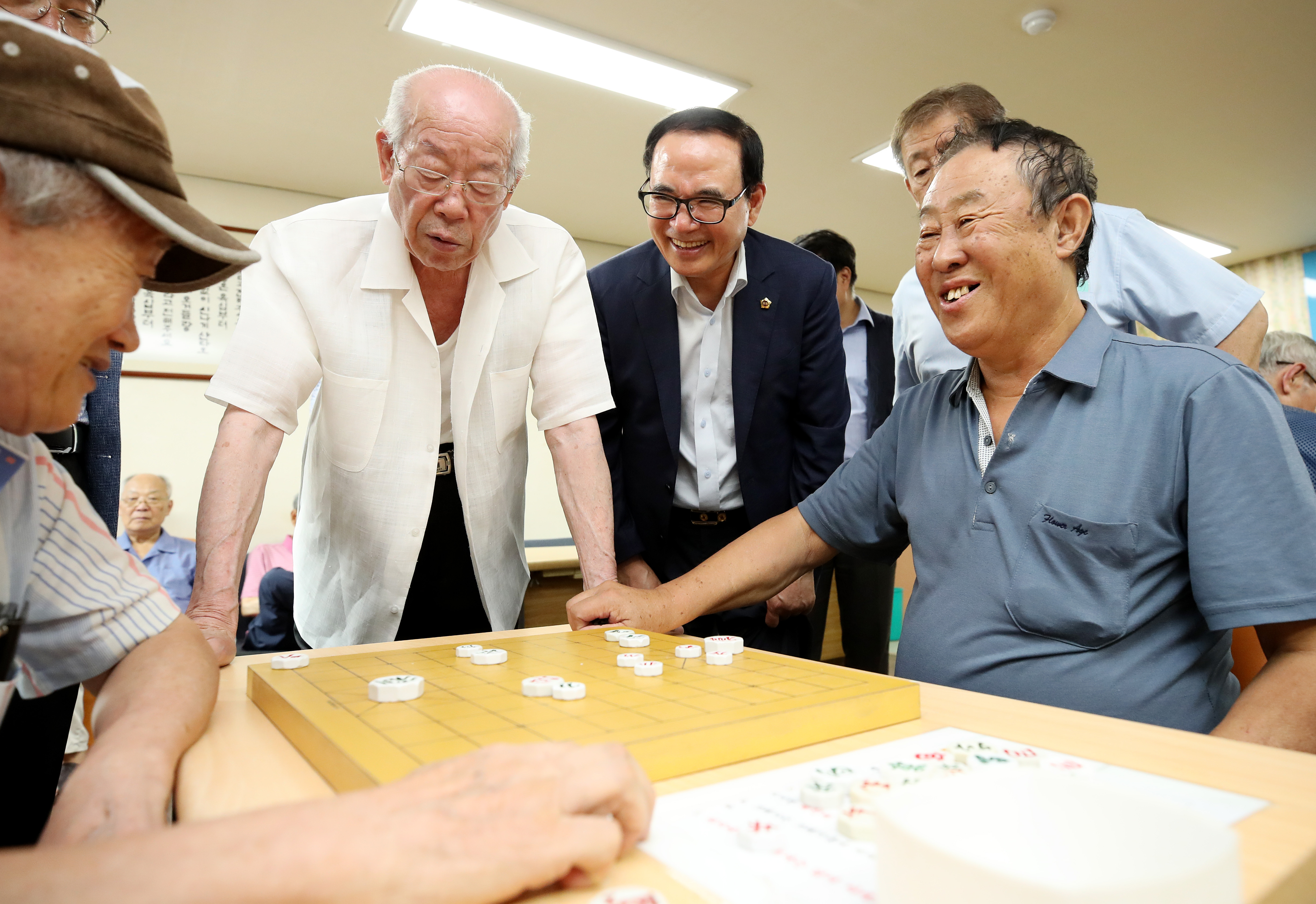 이용범 인천광역시의회 의장이 13일 계양구 노인복지관을 방문해 어르신들과 담소를 나누고 있다. 사진