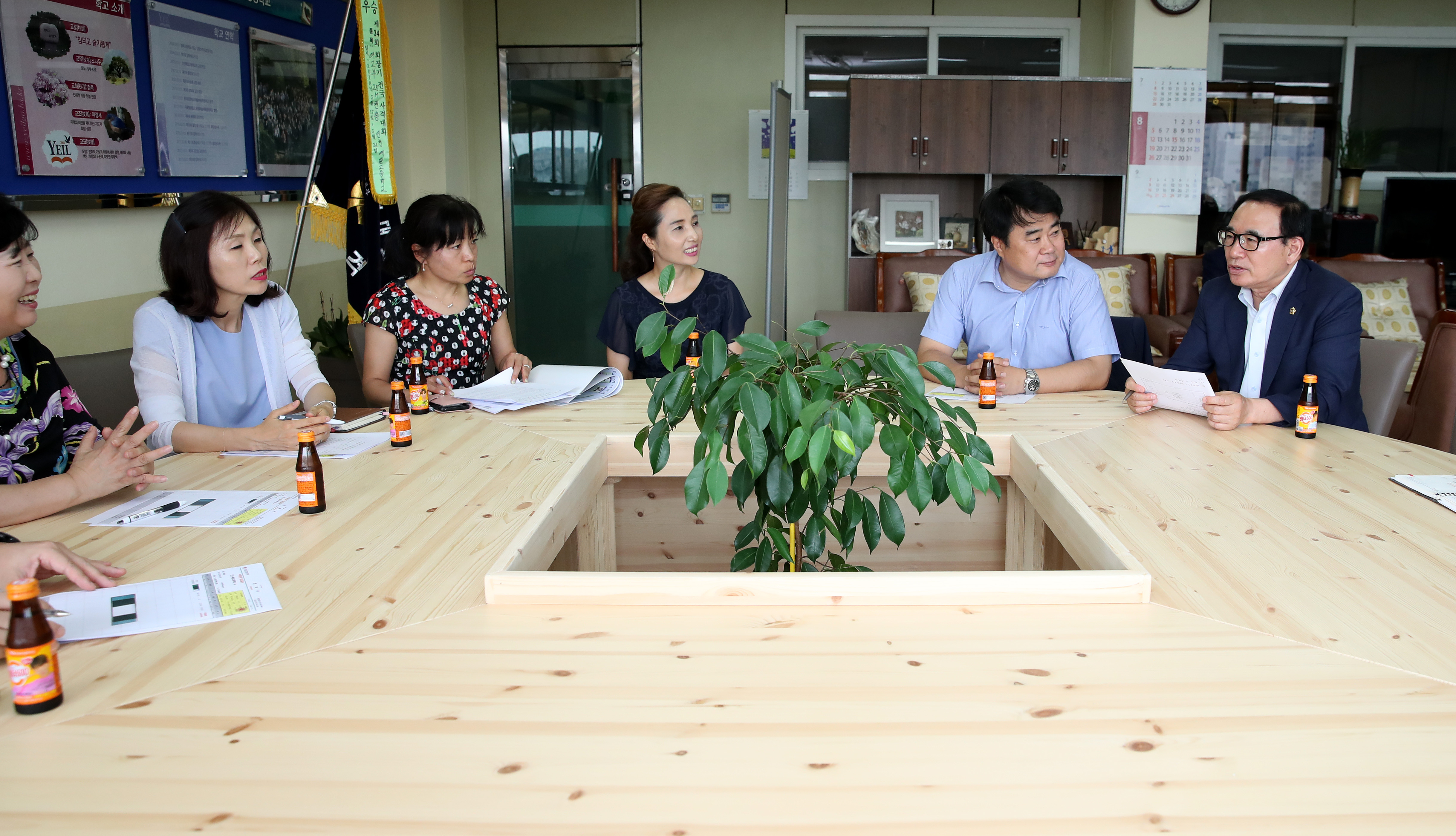 이용범 인천광역시의회 의장이 13일 계양구 예일고등학교를 방문해 학교 관계자들과 간담회를 갖고 있다. 사진