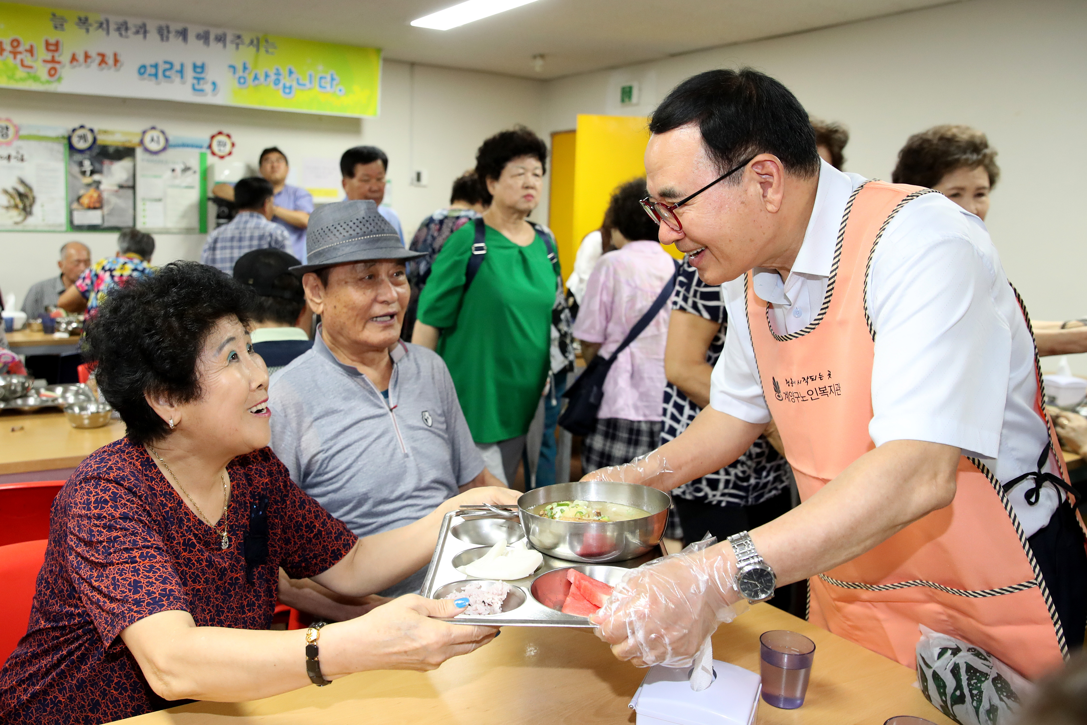 이용범 인천광역시의회 의장이 23일 계양구 노인복지관 식당에서 어르신들께 삼계탕을 대접하는 봉사활동을 하고 있다. 사진