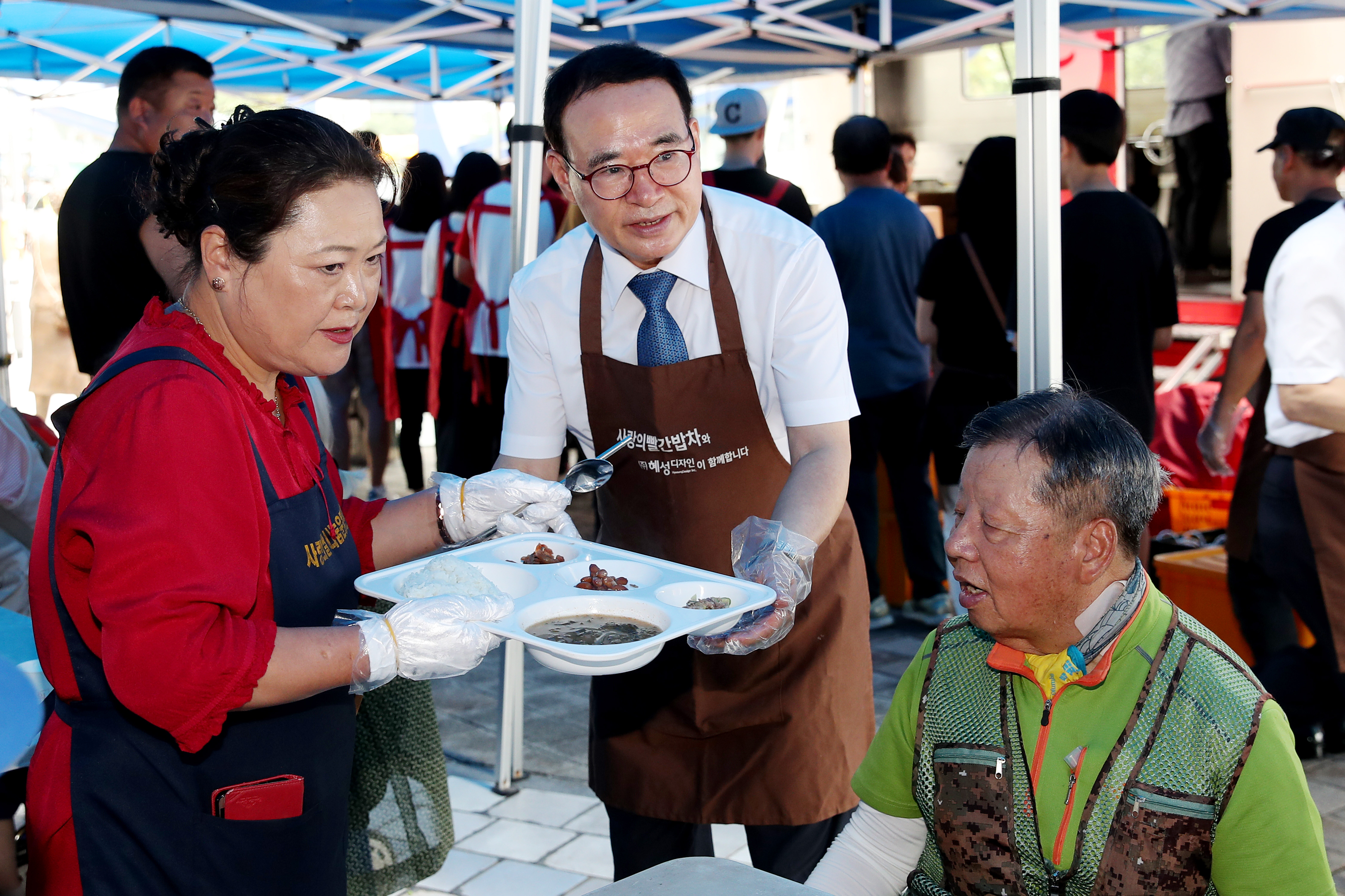 이용범 인천광역시의회 의장이 30일 부평구 부평역 광장에서 '사랑의 빨간 밥차' 배식 봉사활동을 하고 있다.  사진