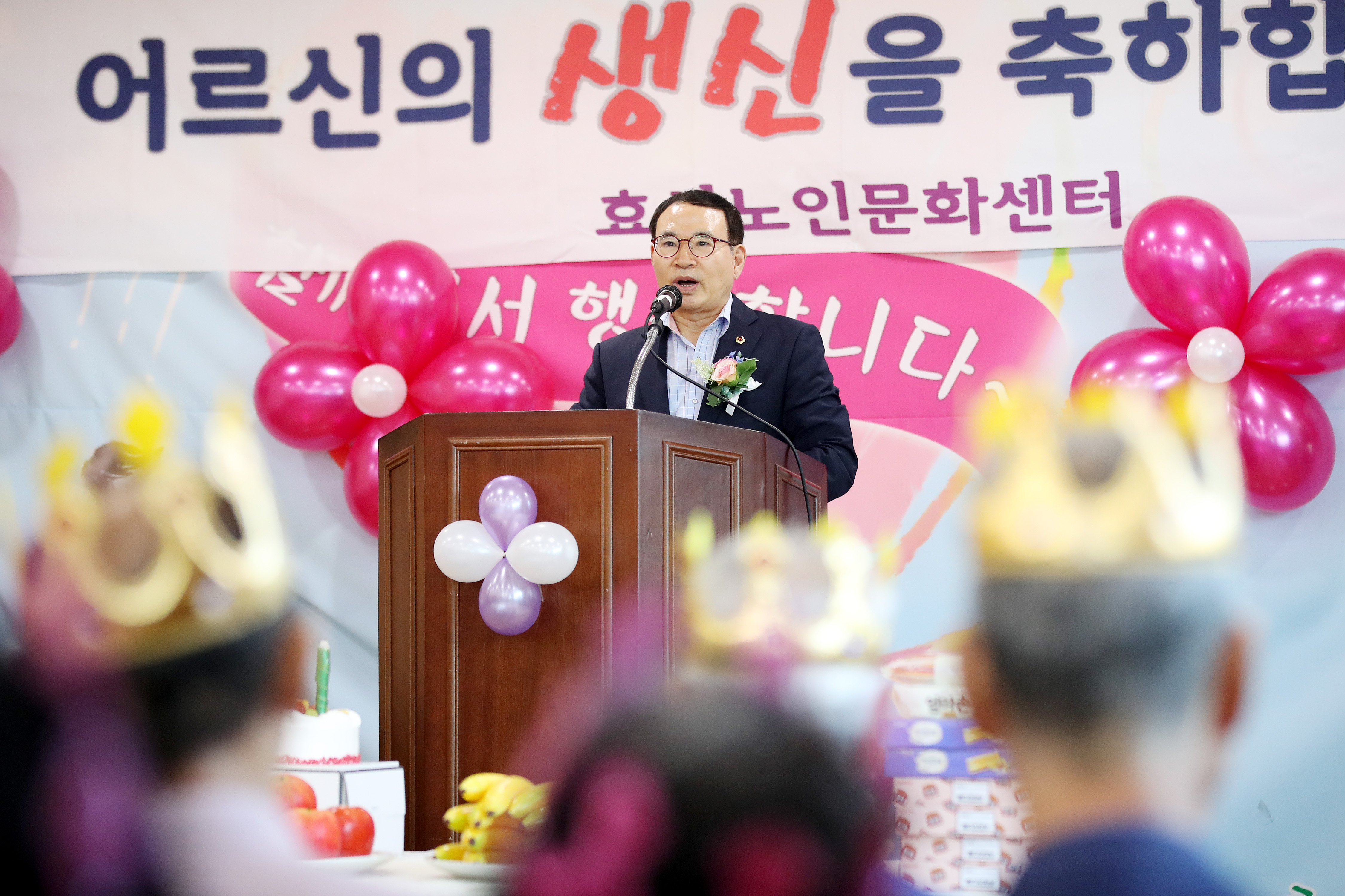 이용범 인천광역시의회 의장이 12일 계양구 효성노인문화센터에서 열린 '어르신 합동 생일 잔치'에 참석해 축하 인사말을 하고 있다. 사진