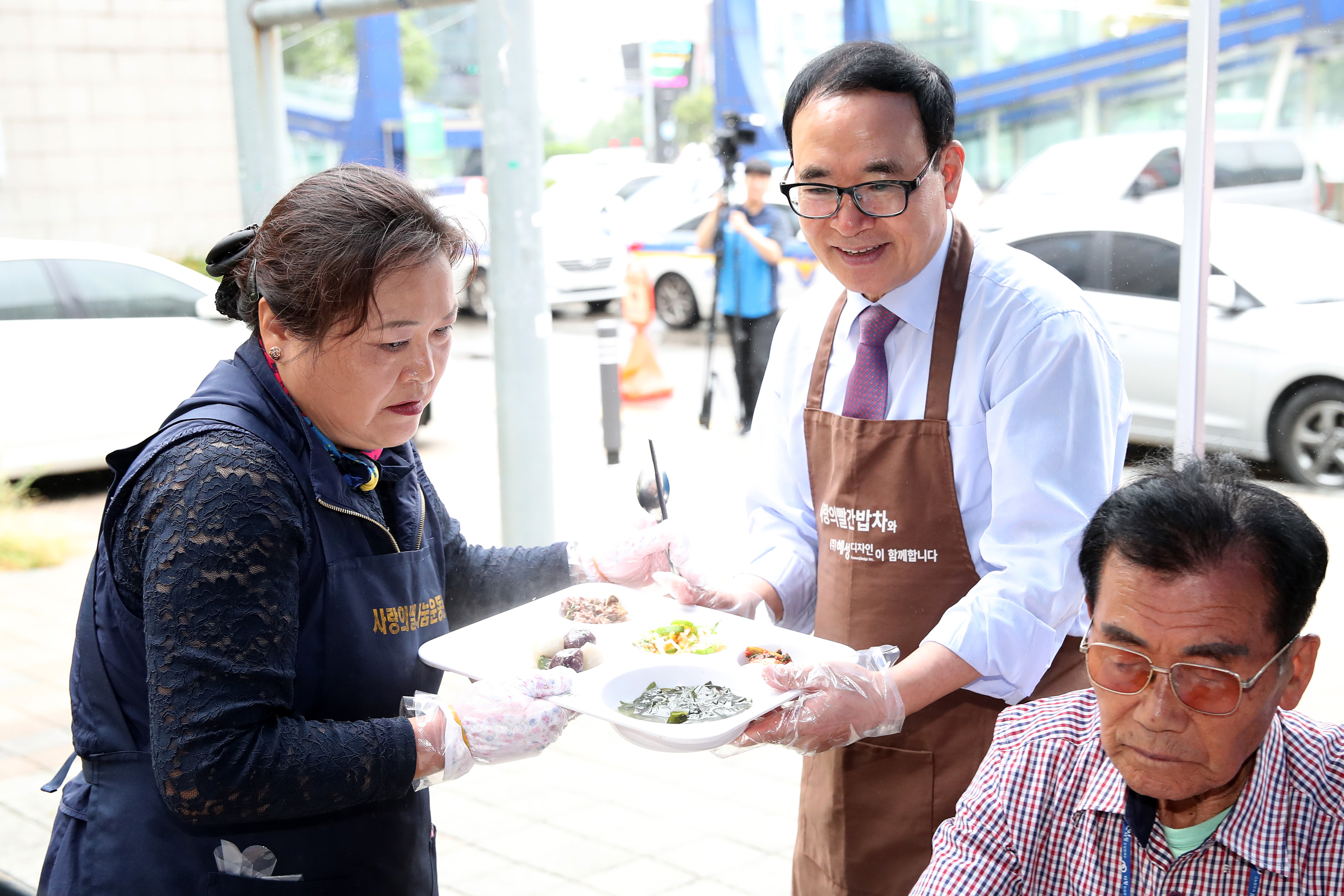이용범 인천광역시의회 의장이 20일 부평구 부평역 광장에서 사랑의 빨간 밥차 배식 봉사활동을 하고 있다. 사진