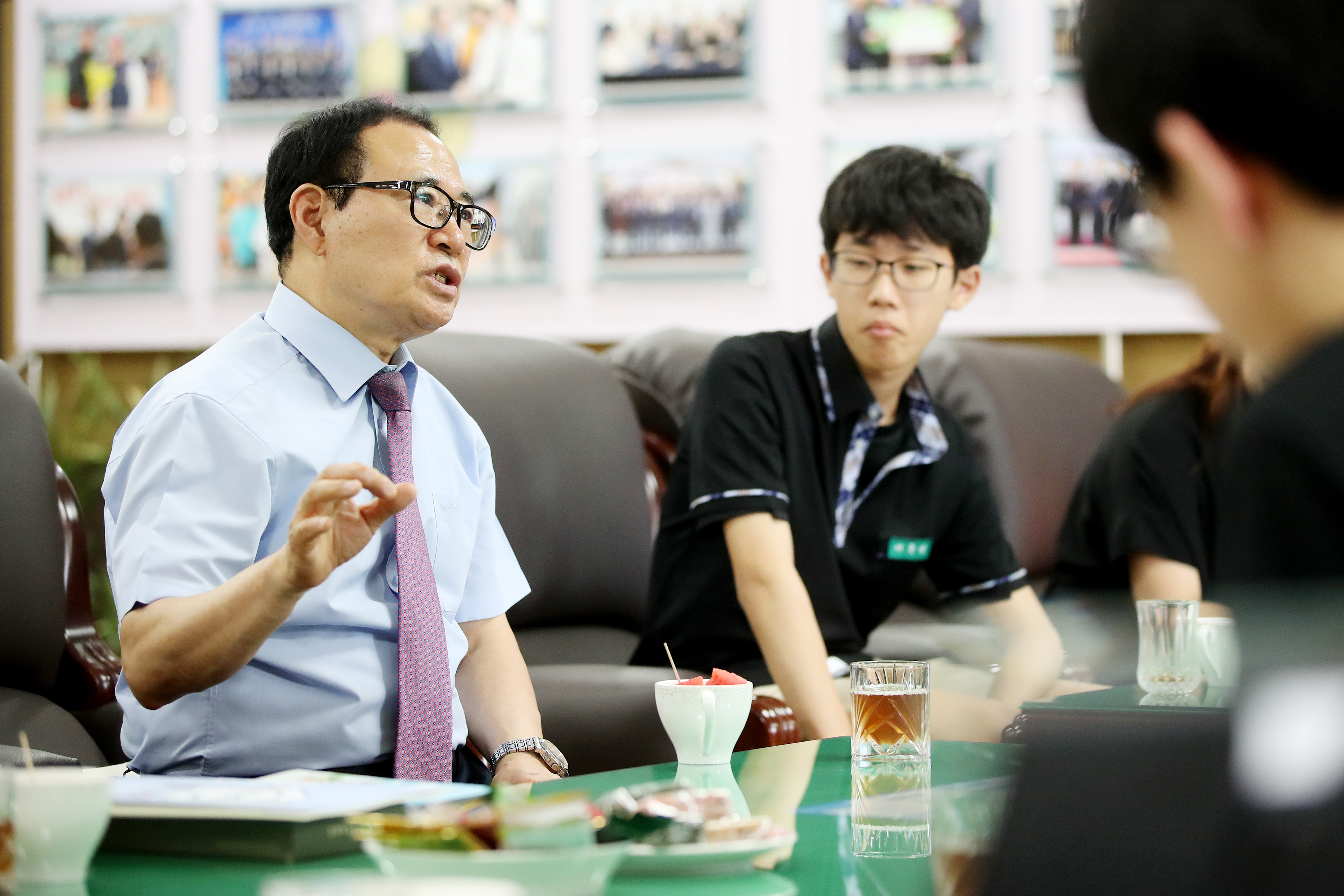 이용범 인천광역시의회 의장이 21일 의장실에서 부광고등학교 학생들과 직업체험 인터뷰를 하고 있다. 사진