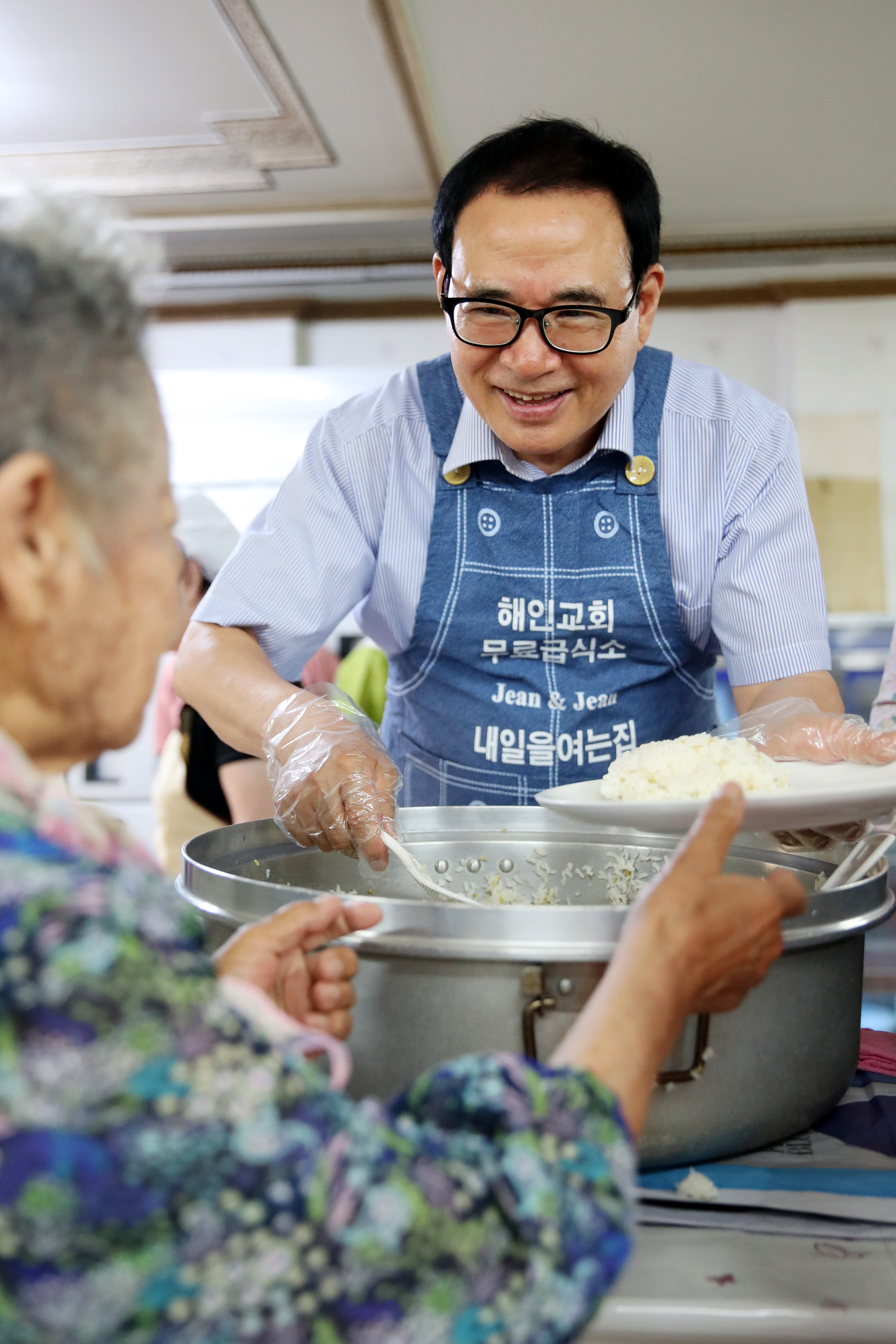 이용범 인천광역시의회 의장이 15일 계양구 '해인교회 무료급식소'를 방문해 봉사활동을 하고 있다. 사진