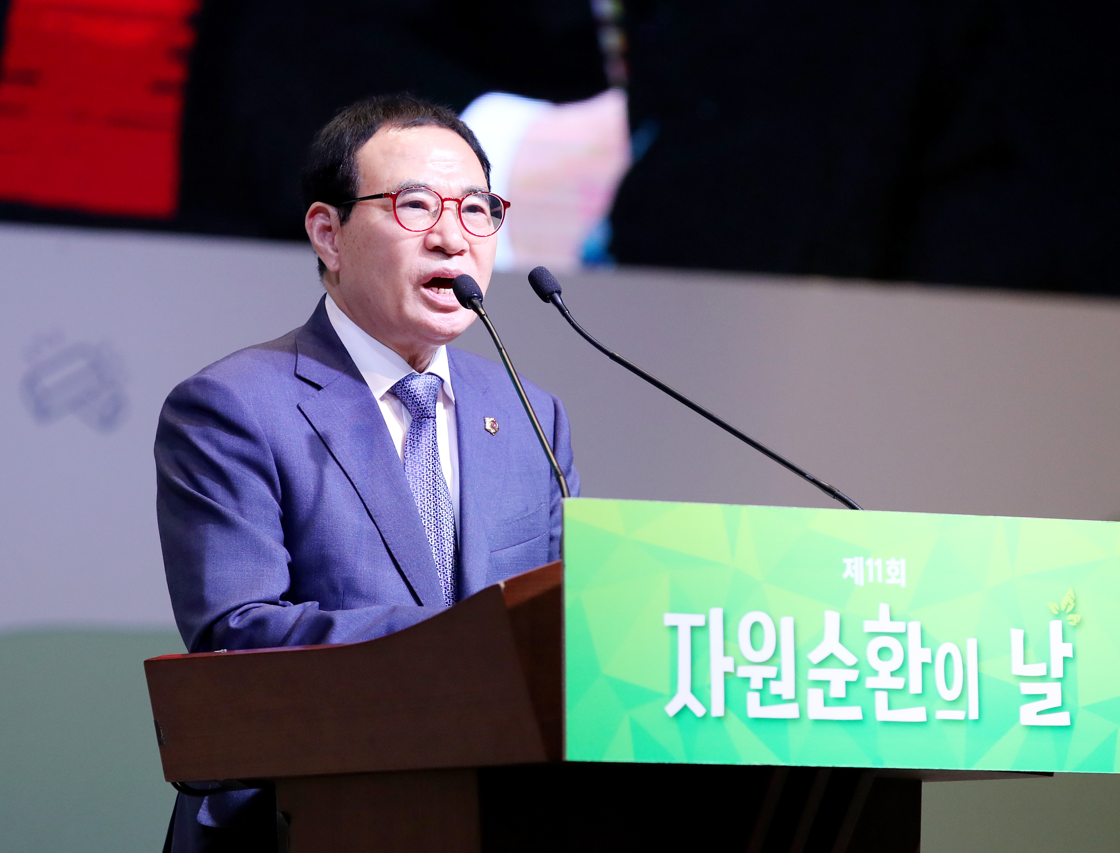 이용범 인천광역시의회 의장이 6일 송도컨벤시아에서 열린 제11회 자원순환의 날 기념식 및 포럼에 참석해 축사를 하고 있다. 사진