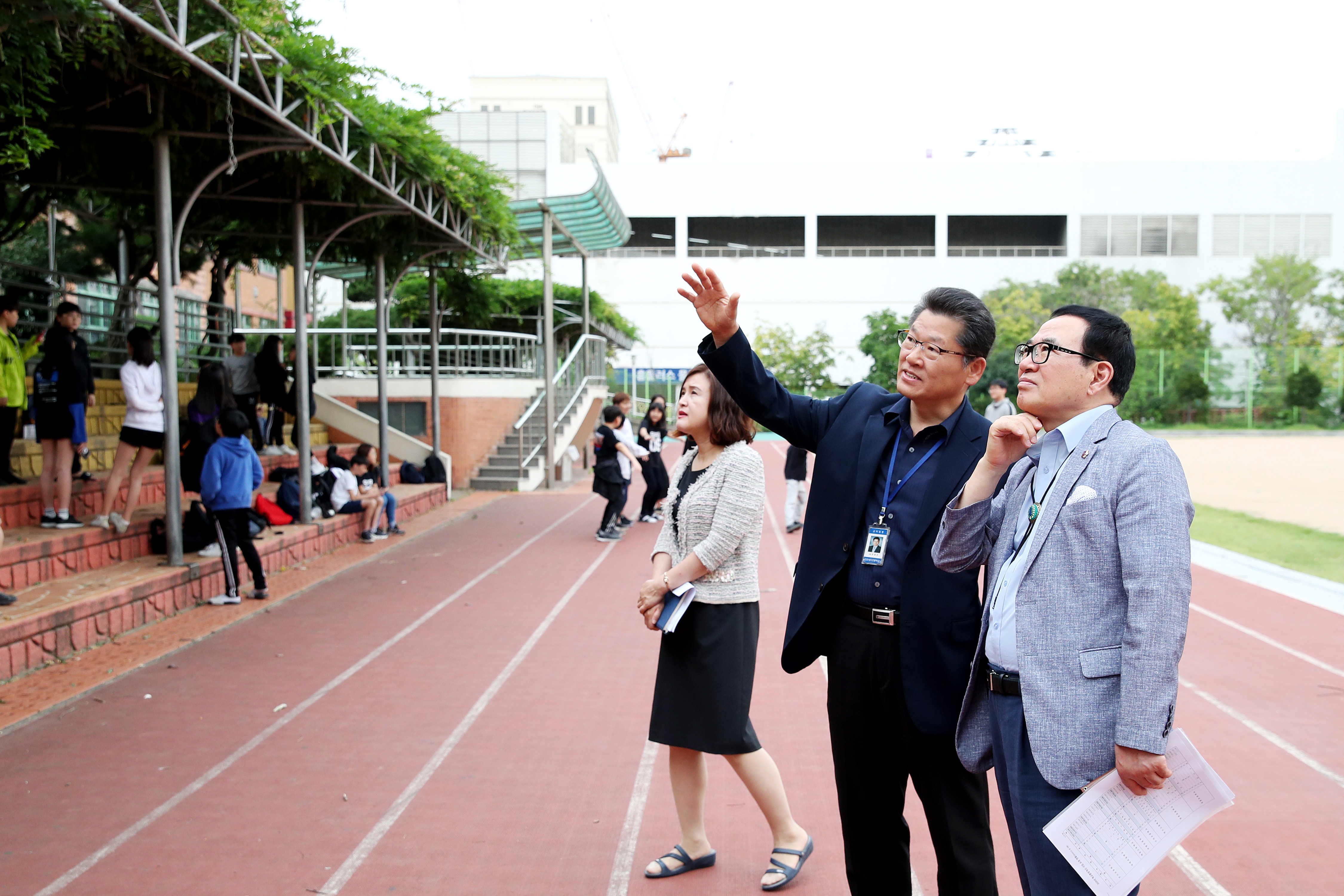 이용범 인천광역시의회 의장이 20일 계양구 성지초등학교를 방문해 학교관계자들과 간담회를 갖고 학교시설을 둘러보고 있다. 사진
