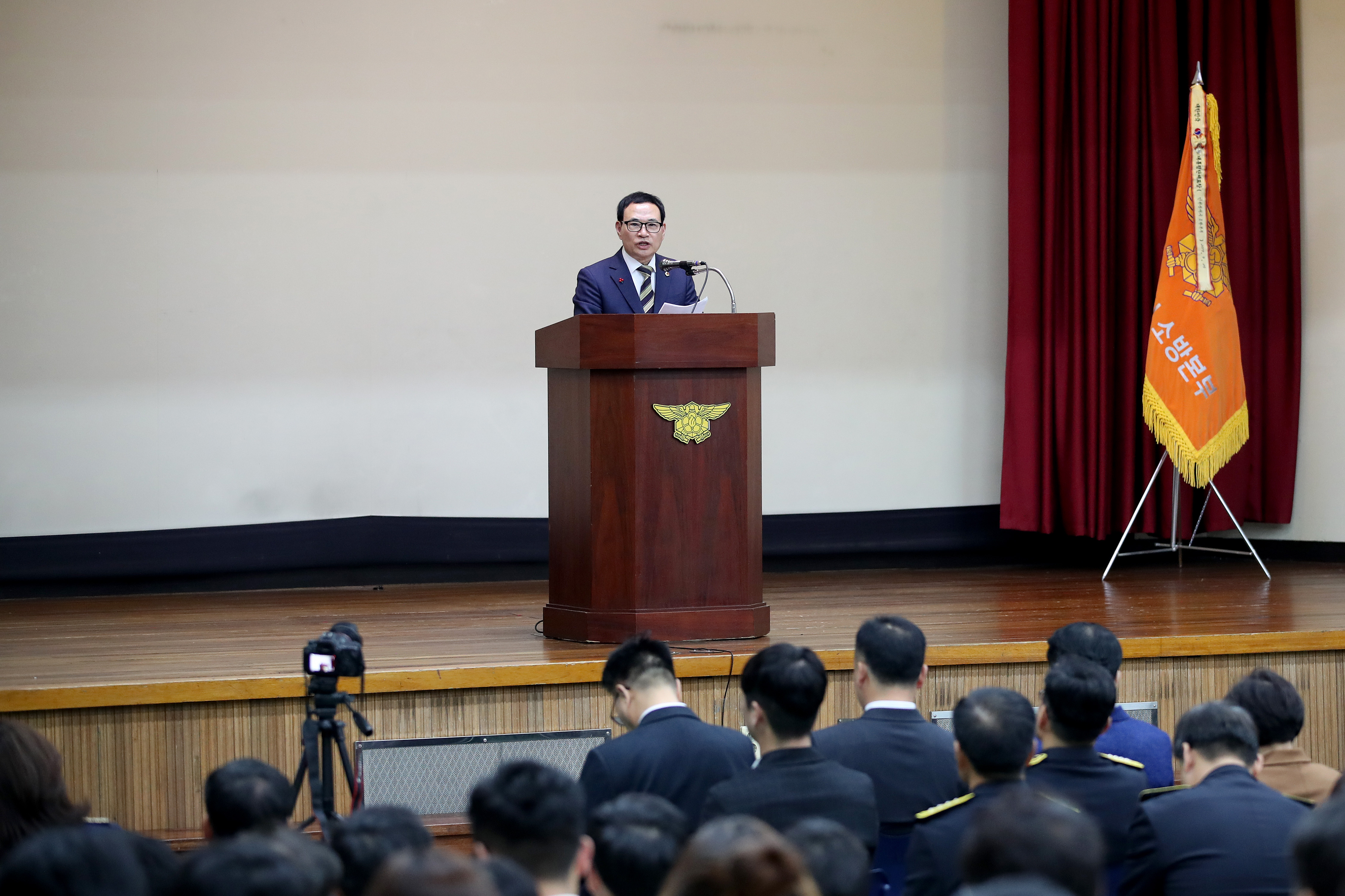 이용범 인천광역시의회 의장이 8일 남동구 남동소방서 대강당에서 열린 '제57주년 소방의 날' 기념식에 참석해 축사를 하고 있다. 사진
