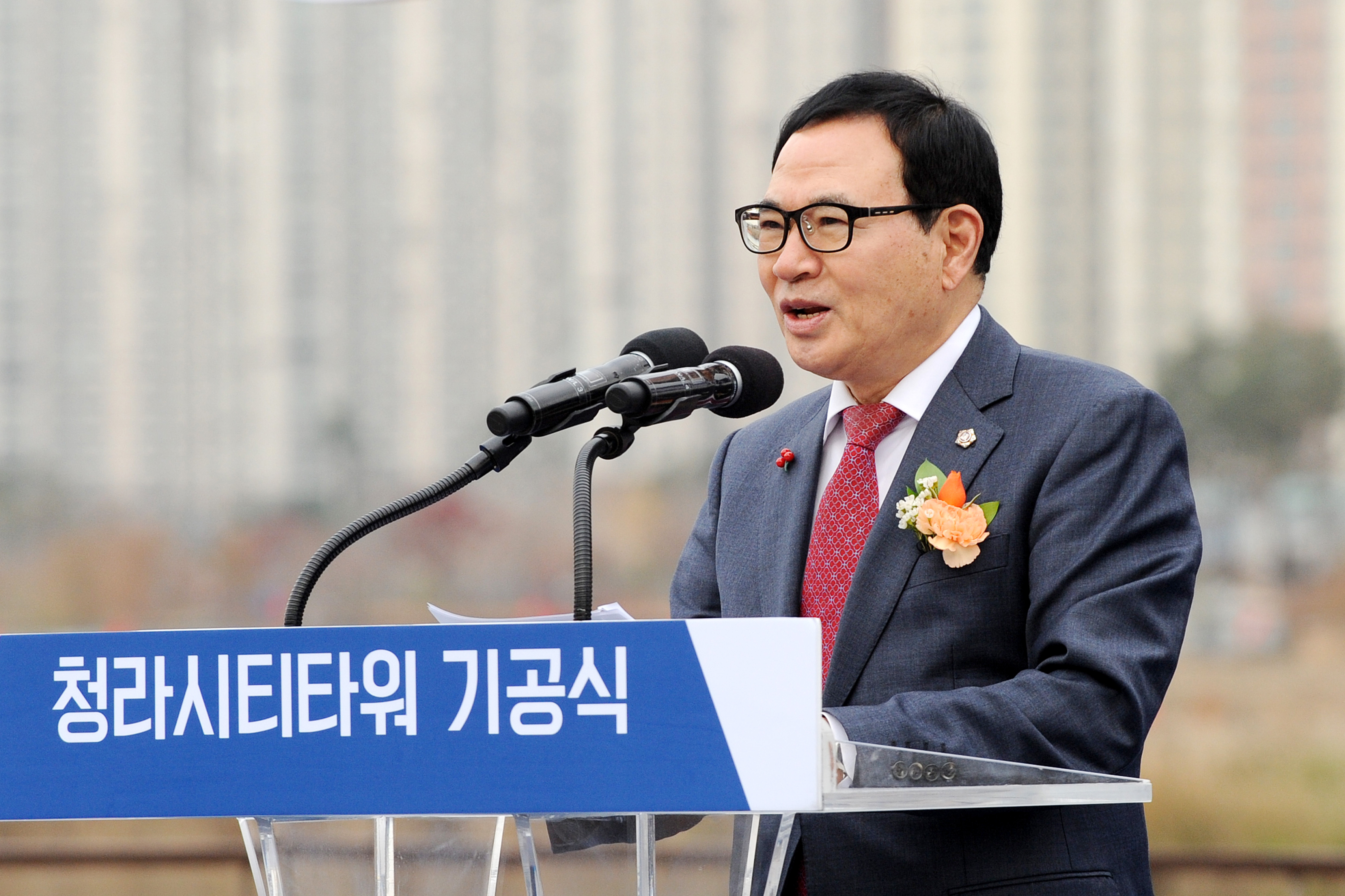 이용범 인천광역시의회 의장이 21일 서구 청라호수공원에서 열린 청라시티타워 착공식에 참석해 축사를 하고 있다. 사진