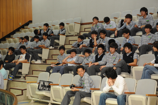 동암중학교 학생 제168회 임시회 제2차 본회의 방청 사진