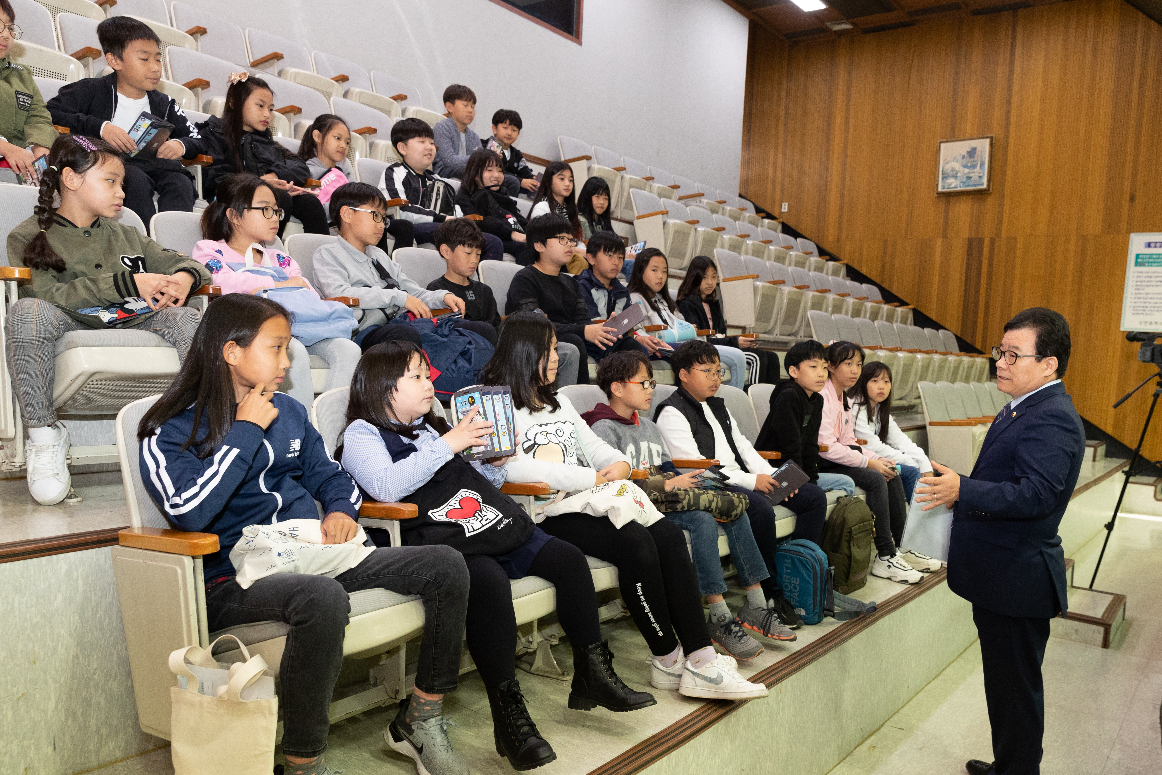 김국환 의원이 방청 학생들과 대화의 시간을 갖고 있다. 사진