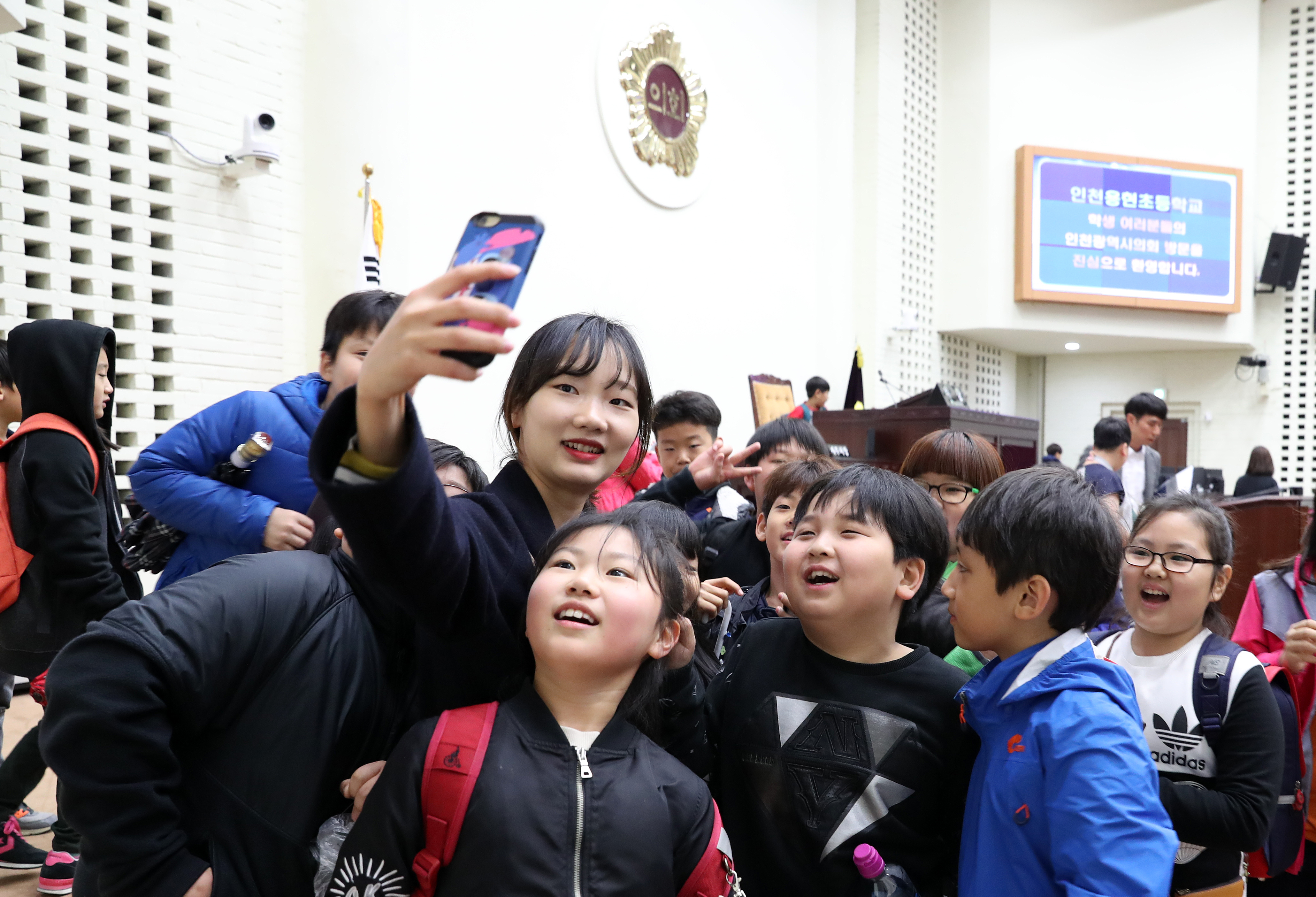 의회견학을 온 용현초등학교 학생들이 본회의장에서 담임선생님과 함께 기념촬영을 하고 있다. 사진