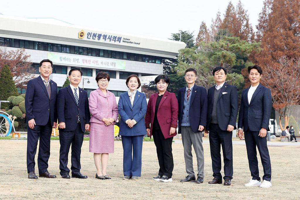 2022년 인천섬발전연구회 프로필 사진 촬영 (의회 앞에서 단체사진)