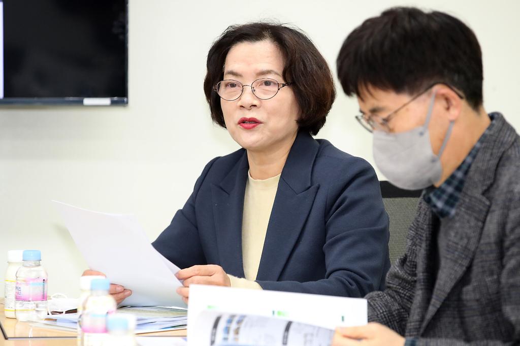 신영희의원이 발언중인 사진