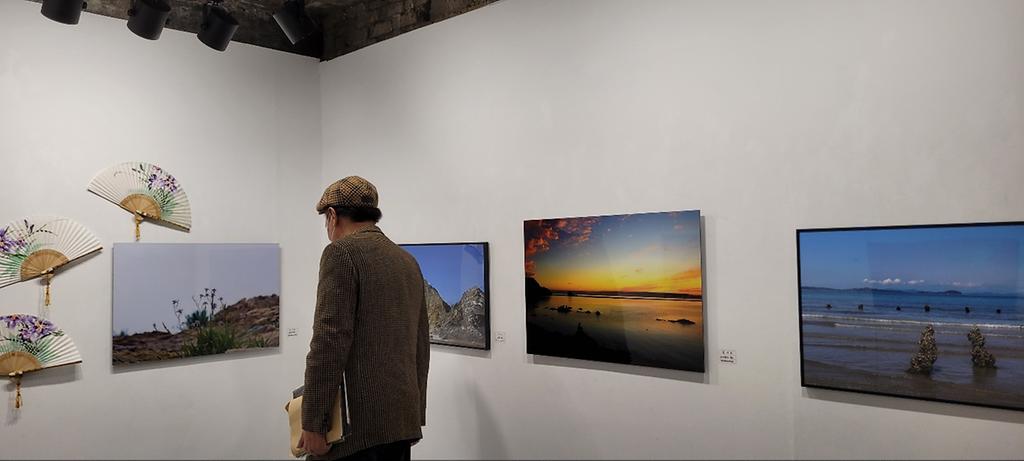 백령‧대청 국가지질공원 지질명소 전시작품 관람 사진2