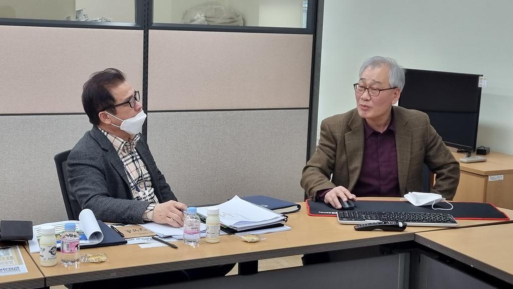 의원들의 토론하는 모습