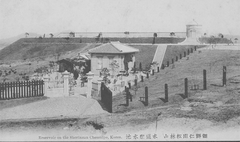 1908년 배수지 완공 당시의 송현배수지 입구 사진