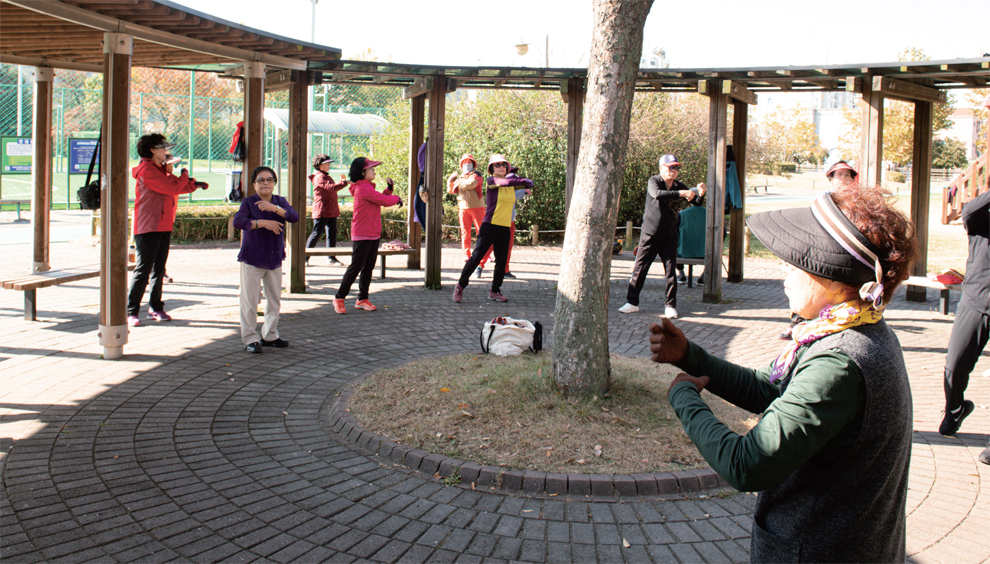 승학체육공원에서 아침 운동을 하고 있는 시민들