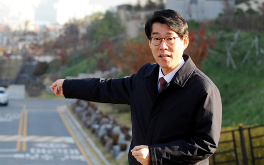 서화초등학교 통학로에 나와 있는 김성준 의원