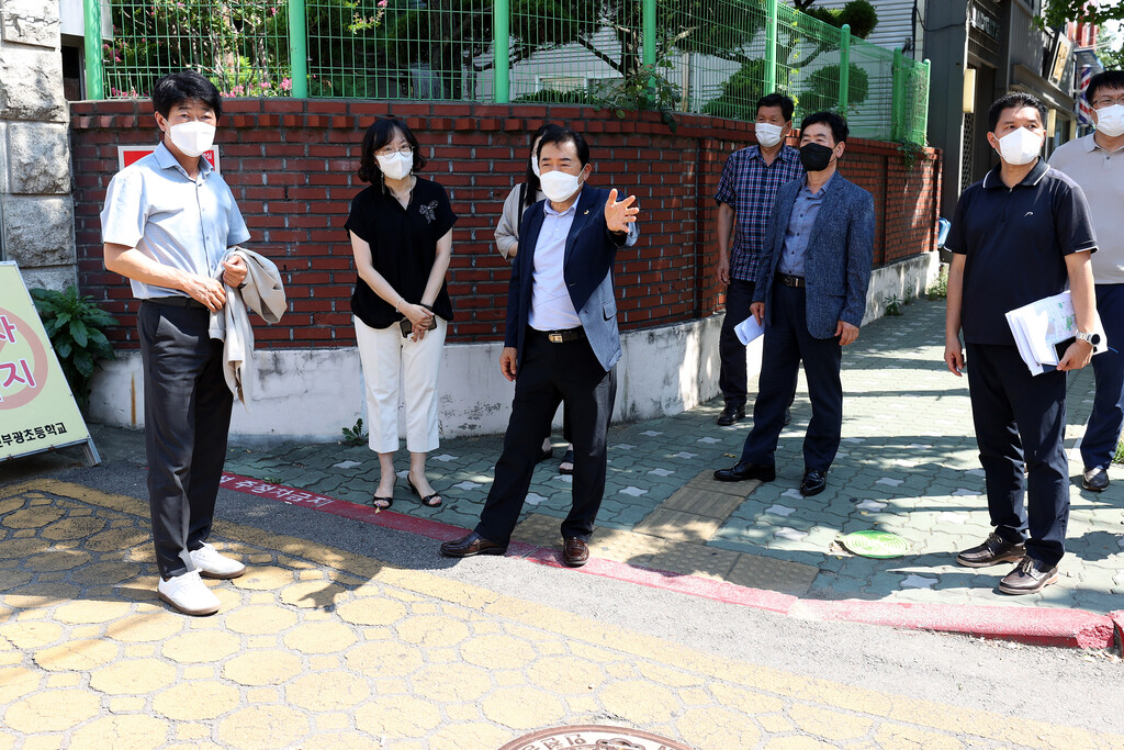 인천시의회, 지역 내 안전한 황단보도 보행에 앞장 이미지 2