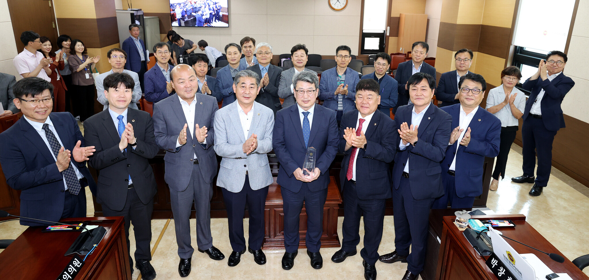 인천시의회 산업경제위원회, 퇴임 앞둔 상수도사업본부장에게 공로패 전달 이미지 1