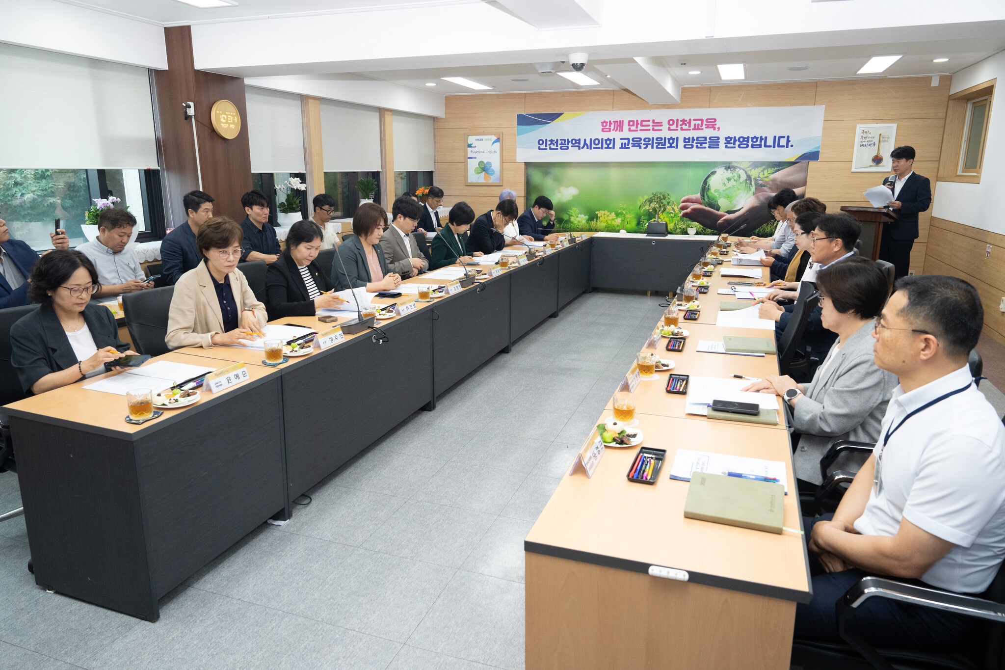 인천시의회 교육위, 50년 넘은 남부교육지원청 찾아 직원 격려 이미지 2