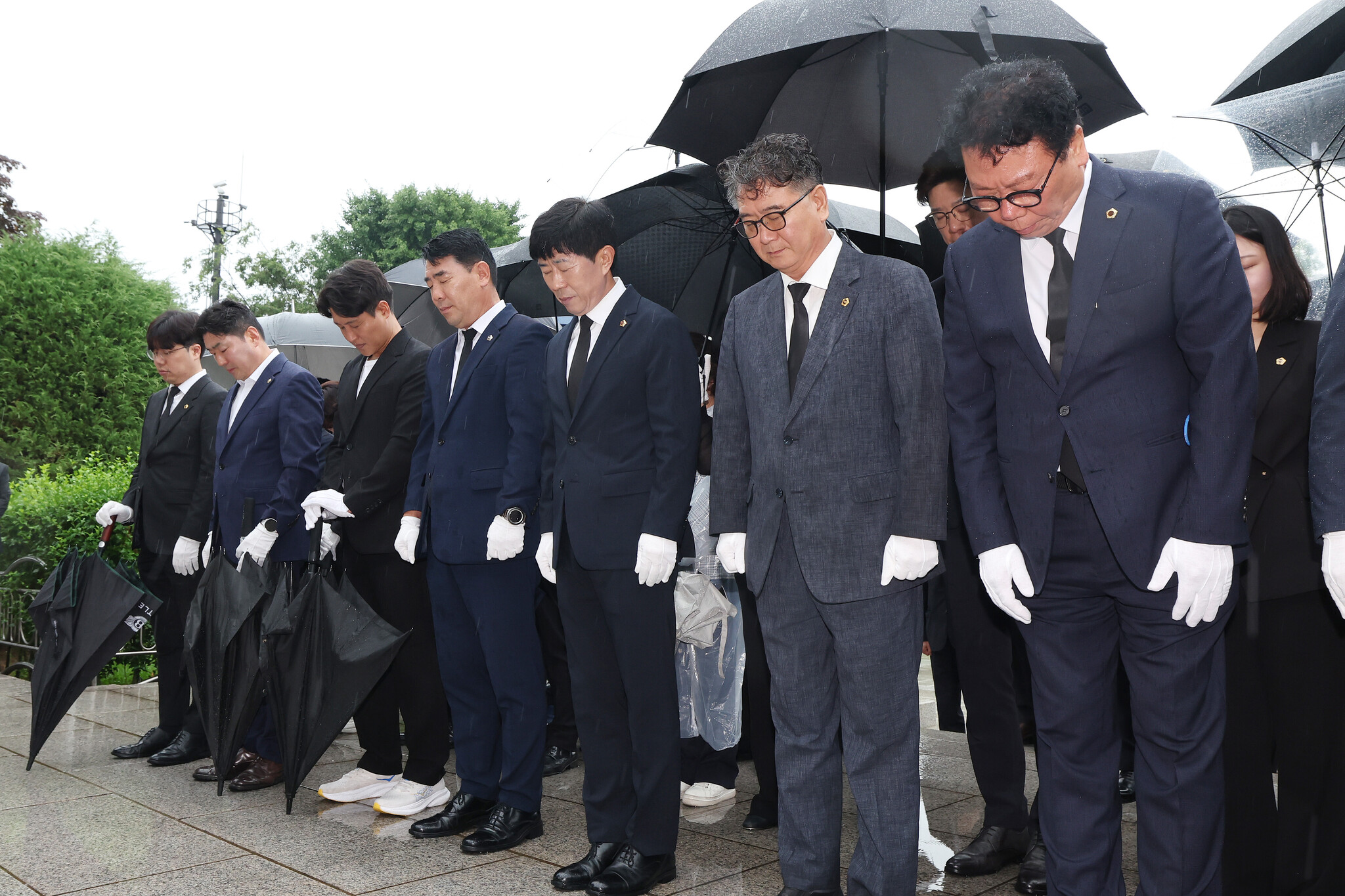 인천시의회, 현충탑서 ‘시민만 바라보는 책임의정’ 다짐 이미지 2