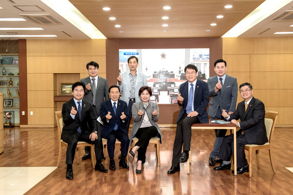 좌부터 김종인, 박성민, 신은호, 백종빈, 박정숙, 고존수, 정창규, 안병배 의원 사진