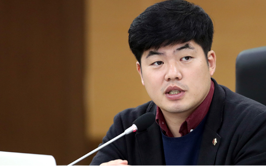 유세움 부위원장 사진