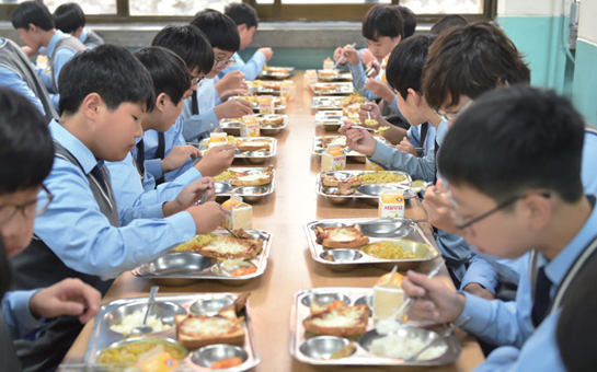 급식을 먹는 학생들
