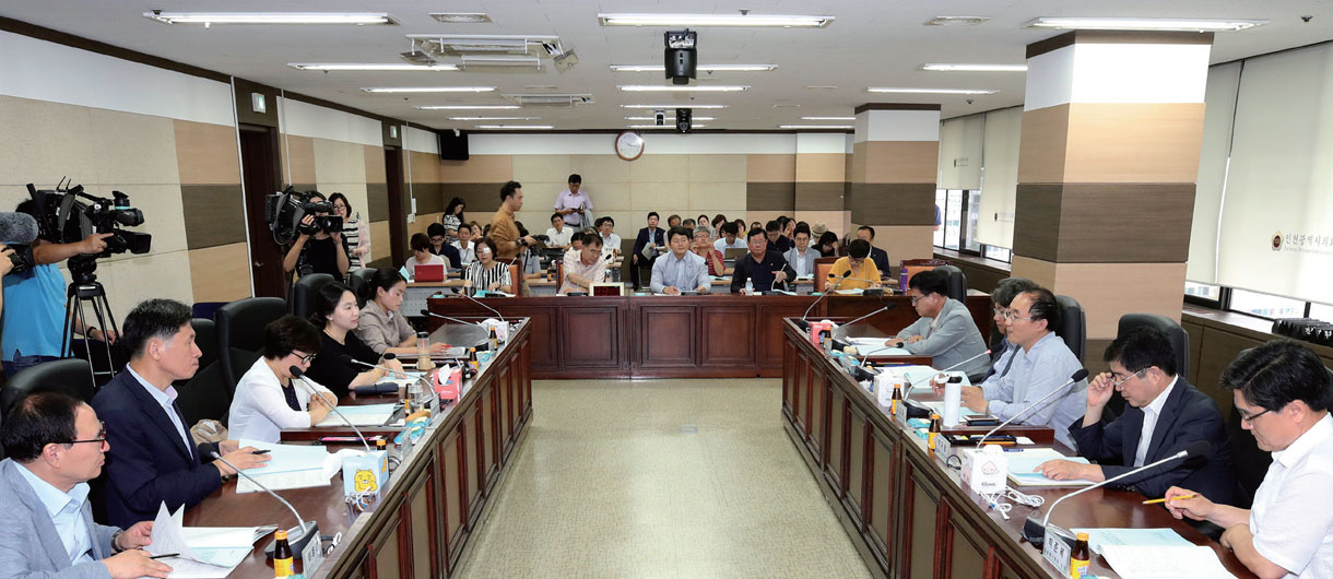 '인천시 주민참여예산의 올바른 확대방향 찾기' 토론회에 참석한 기획행정위원들이 다양한 의견을 듣고 있는 사진