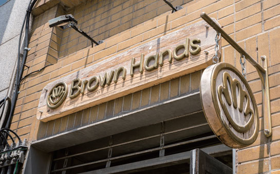 Brown Hands 간판 사진