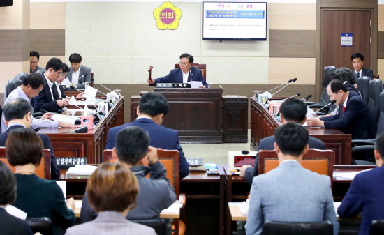 의회운영위원회 사진