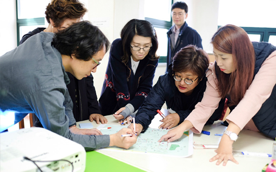 주민, 전문가가 함께 프로젝트를 논의하고 있는 사진