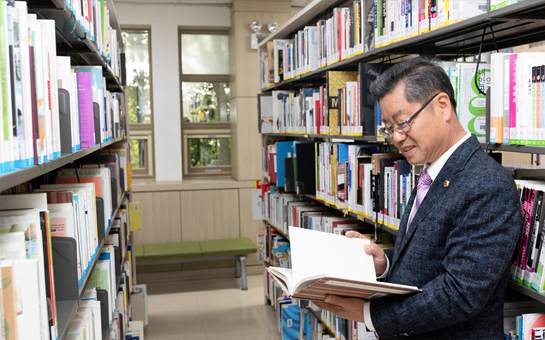 율목도서관과 안영배의원 사진