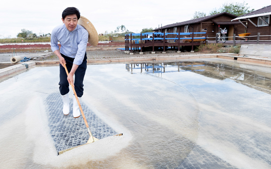 염전체험하는 조광휘의원 사진