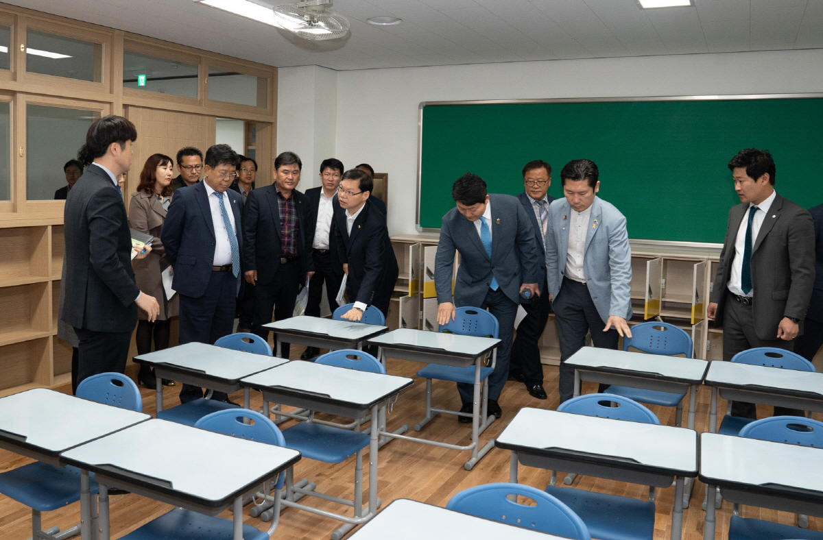 개교예정학교를 찾아 시설을 점검하는 교육위원회 간담회 현장 사진