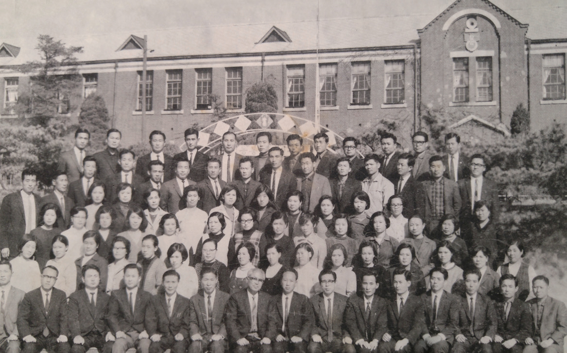 1969년 창영초등학교 교직원들이 기념 촬영