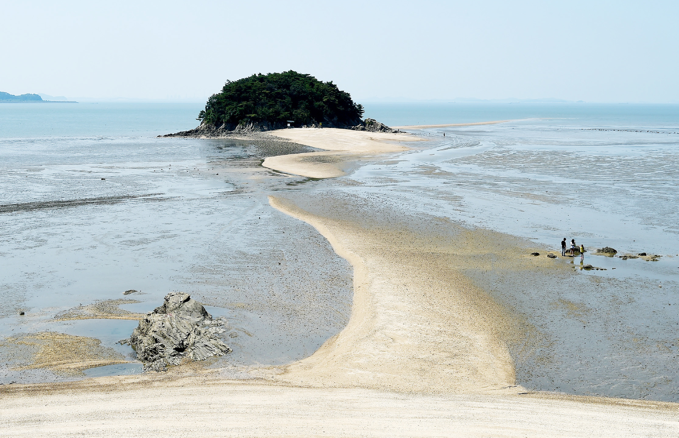 물이 빠지면 목섬으로 들어가는 바닷길이 열리는 사진