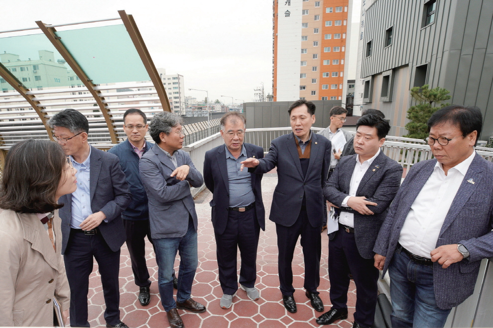 석남거북이기지 조성 부지를 확인 중인 기획행정위원회