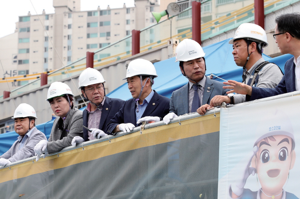 십정2지구 주거환경개선사업 현장을 점검중인 건설교통위원회