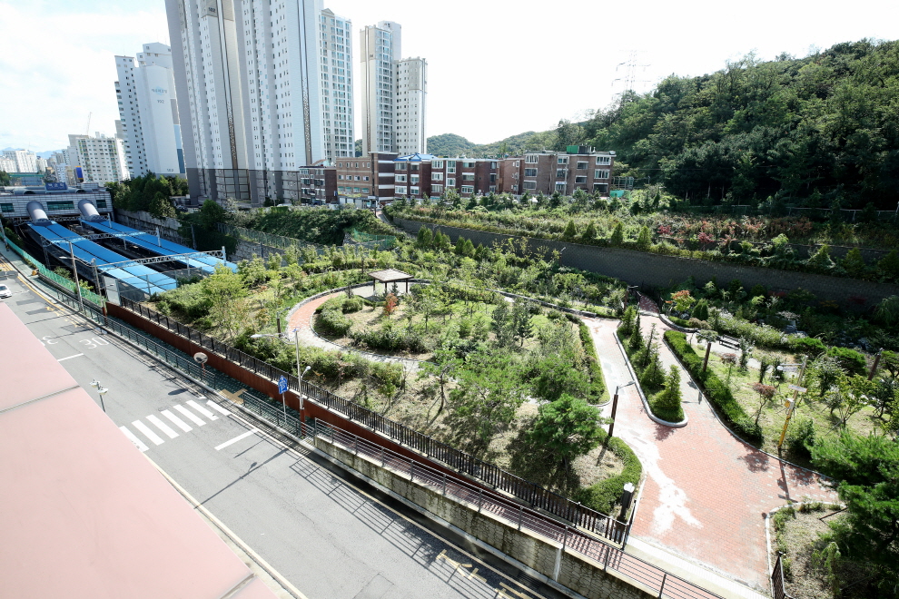 일부구간 공원으로 복원된 백운역 생태공원 모습