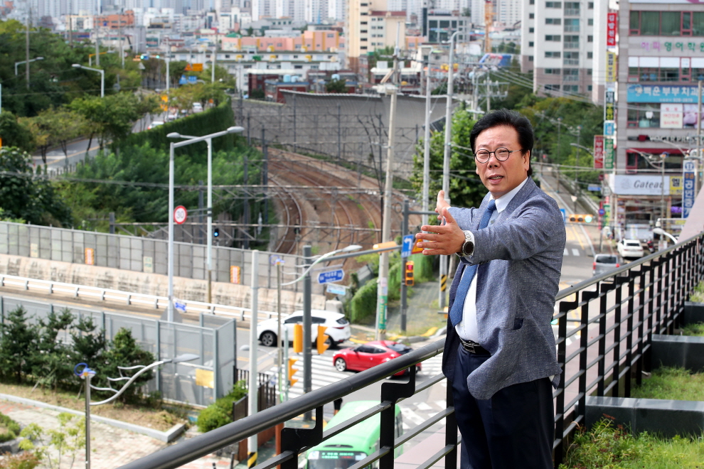 복개가 필요한 철로변을 설명중인 노 의원