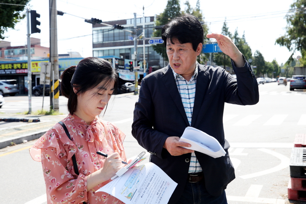 119안전센터 신축부지를 설명하고 있다.