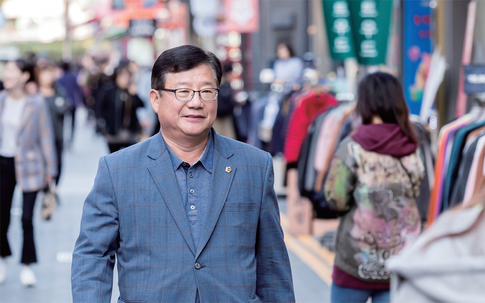 김병기 의원이 부평 문화의 거리에 나와 있다.