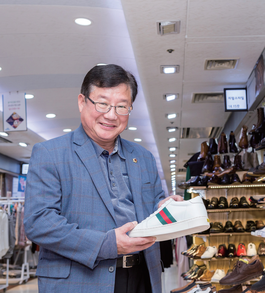 부평 지하상가를 둘러보고 있는 김병기 의원