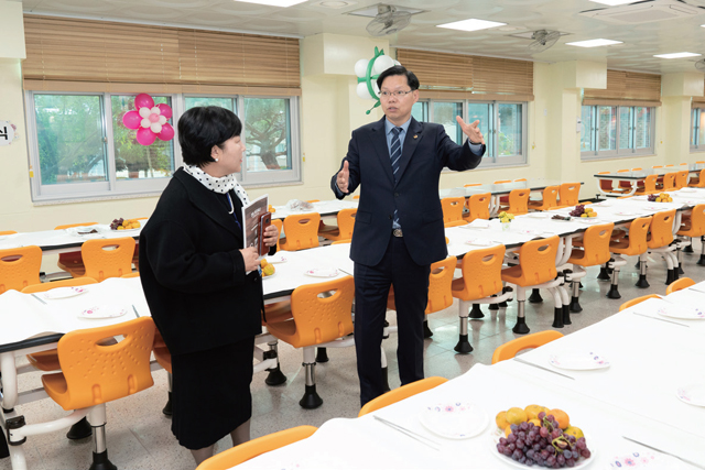 원도심 학교인 부일중학교 학생들의 오랜 숙원이던 학교급식실 행복소반이 지난 10월 개관했다.