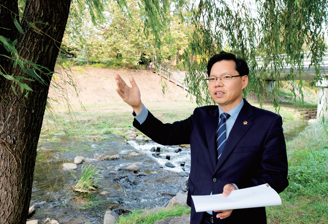 굴포천 생태하천에 대해 설명하고 있는 임지훈 의원 사진