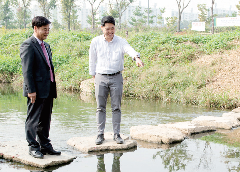 승기천 수질을 살펴보는 김준식 의원